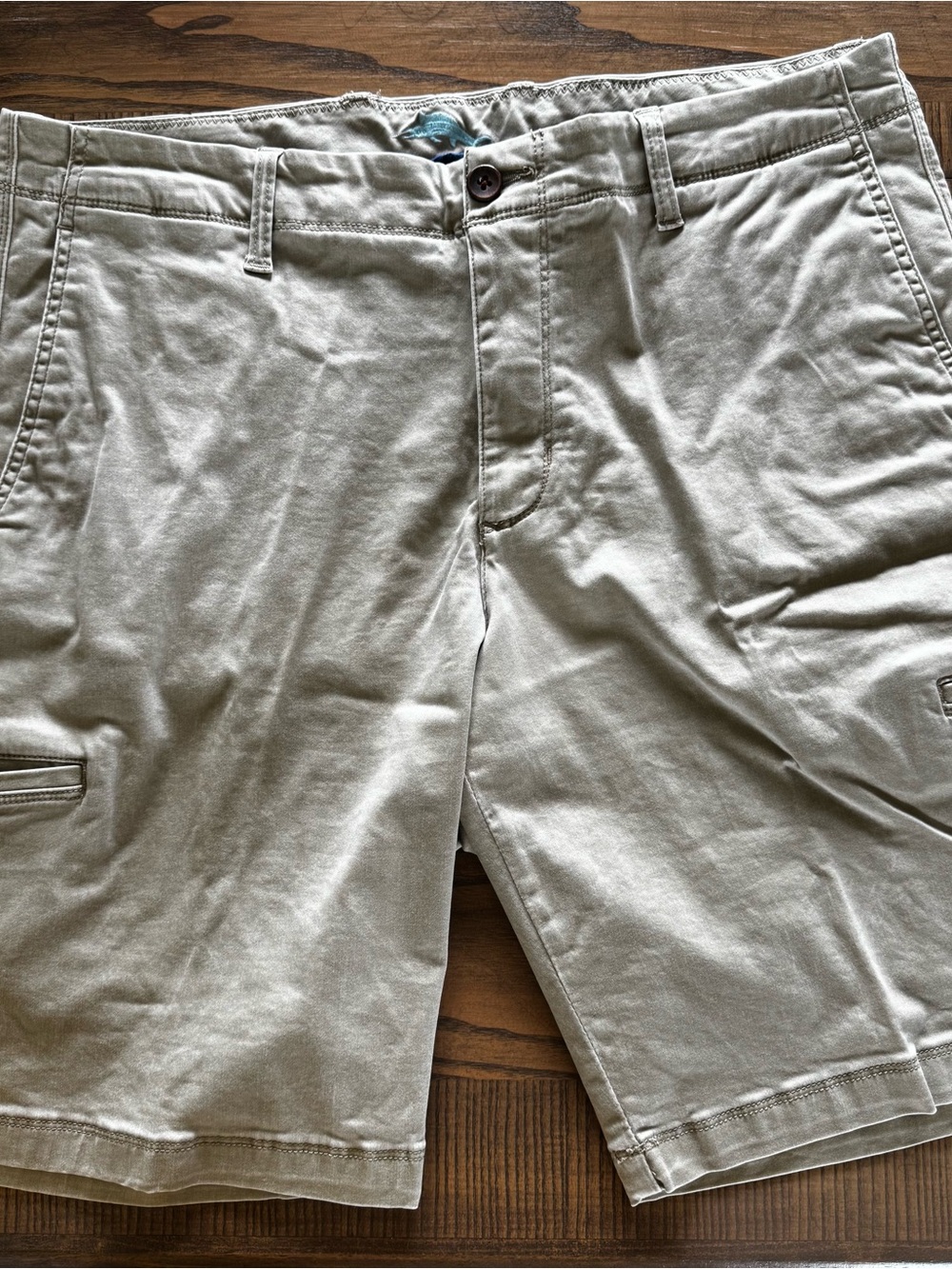 Tommy Bahama Tan / Khaki Cargo Shorts - Casual Everyday Wear. Size 36 Inseam 10”